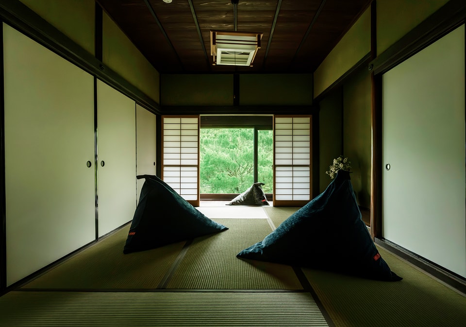 縁側から緑が見える、畳の落ち着いた和室