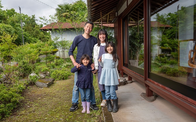 素日の前で撮影した、オーナー家族の写真