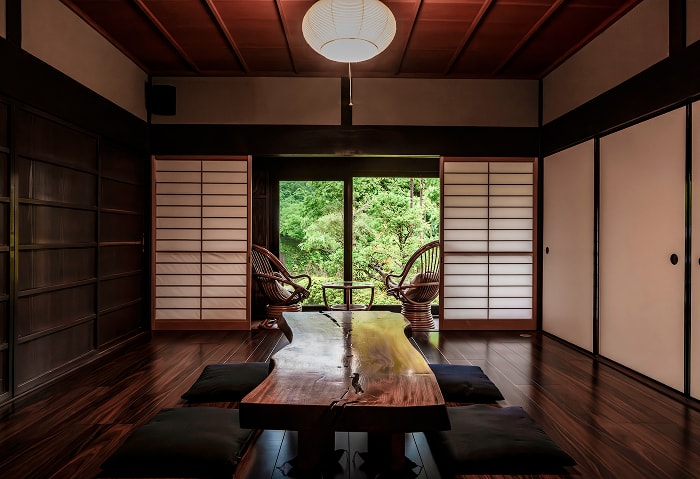 庭を望む一枚板テーブルの和室ダイニング