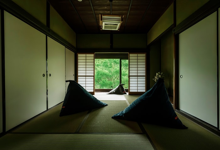 畳の間で庭を眺められるビーズクッションスペース