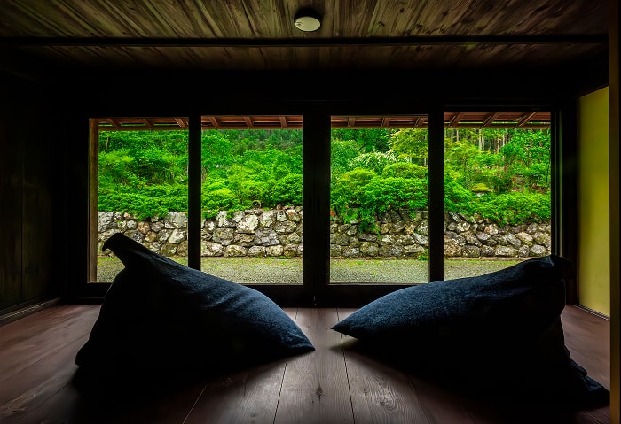 大きな窓から庭石と緑を望むくつろぎスペース