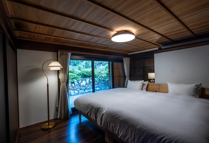 庭に面したツインベッドの寝室