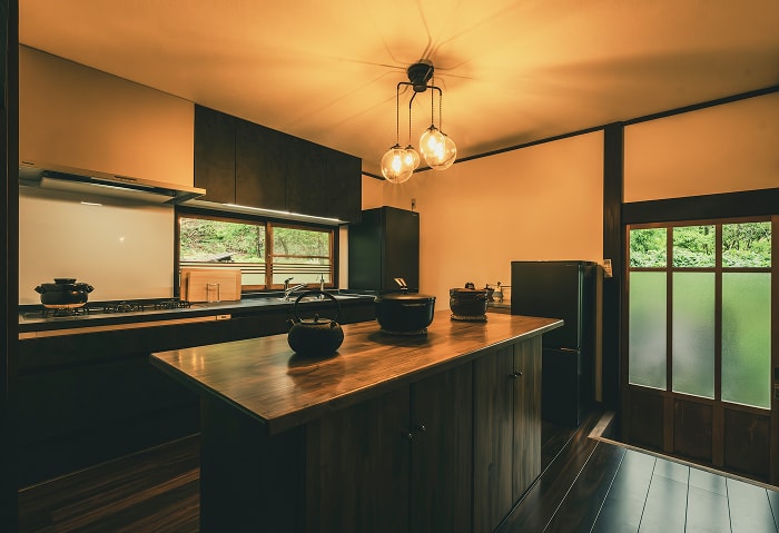 木の温もりを感じるアイランドキッチン