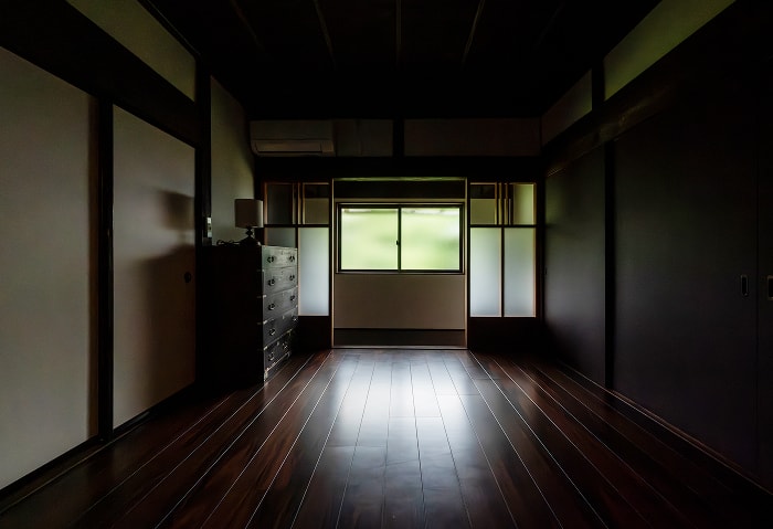 光が差し込むフローリングのシンプルな和室