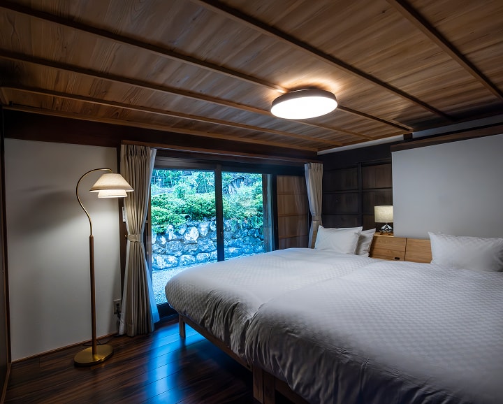 庭に面した落ち着いた雰囲気のツインベッドルーム