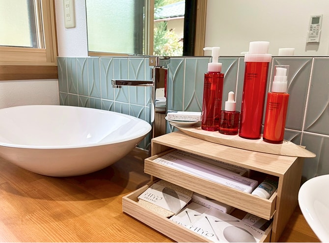 洗面台に並ぶスキンケアアメニティー