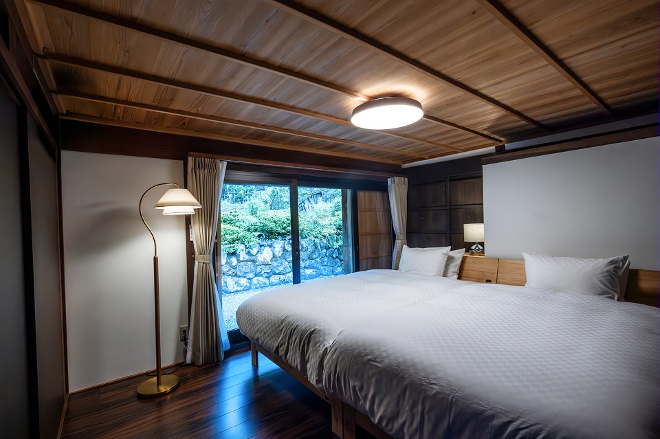 庭をのぞむ落ち着いた雰囲気の寝室