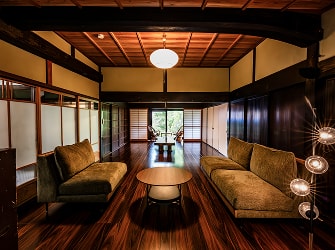 古民家をリノベーションした落ち着いたリビング空間