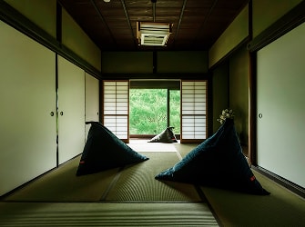 障子越しに庭を眺められる畳の和室