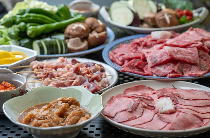 バーベキュー用の肉と野菜が並んだ料理写真