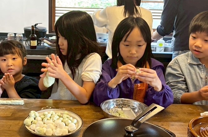 団子づくりをする子どもたち