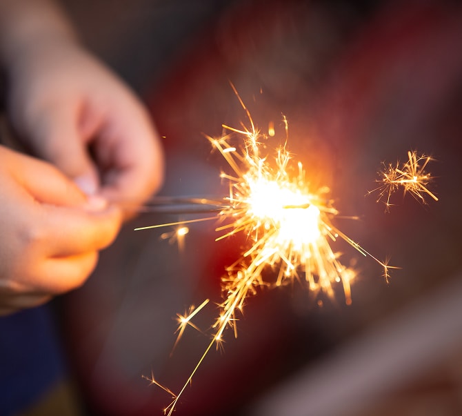花火を楽しむ子どもの手元の写真