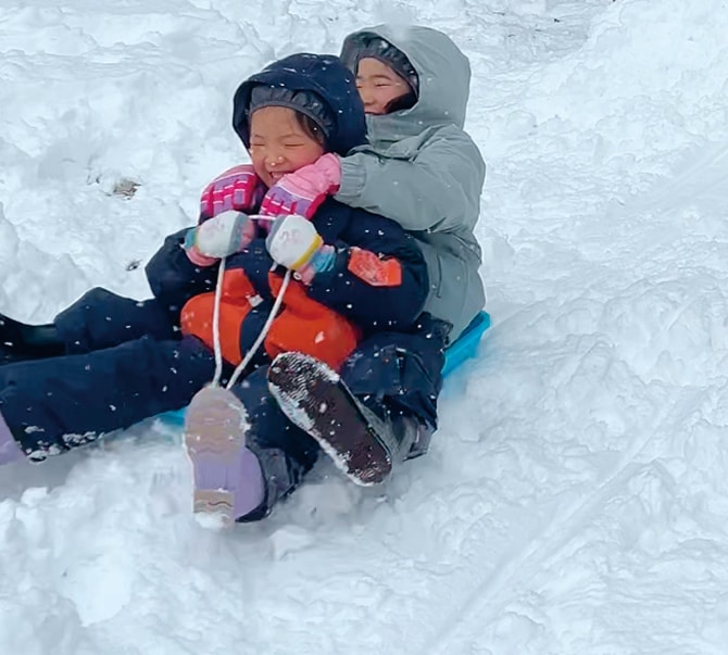 そり遊びを楽しむ子どもたちの様子
