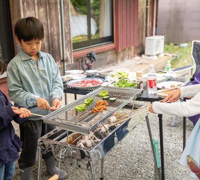 庭で子どもたちが食材を焼いて楽しむお庭BBQの様子