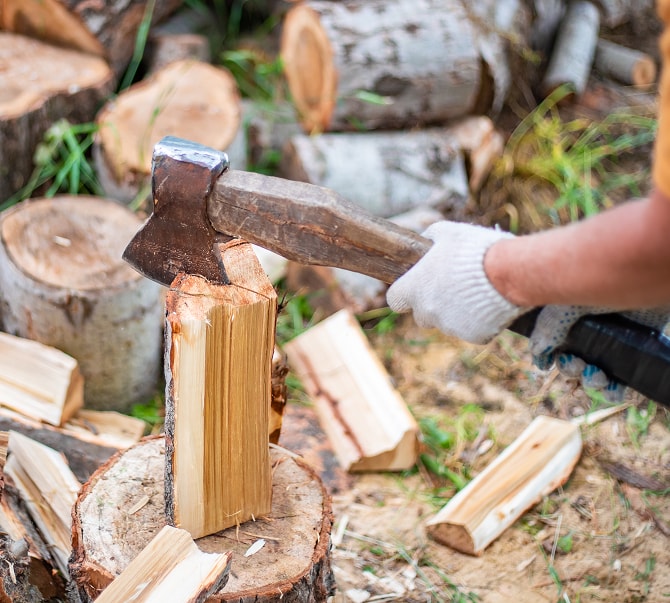 斧を使って丸太を割る薪割り体験の様子